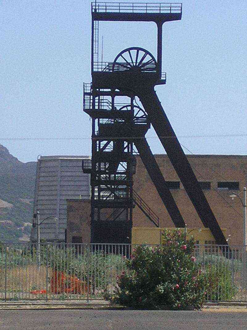 I castelli degli ascensori che portavano nei pozzi della miniera carbonifera di Serbariu, a Carbonia - Qui Sardegna